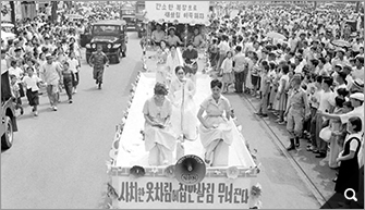 6.25사변 제11주년 기념 여자배우들 검소한 복장으로 새살림 이룩하기 시가행진 참고 이미지